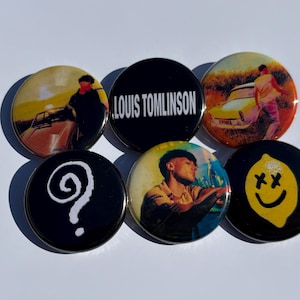 Peut inclure: Un ensemble de six badges ronds. Les badges présentent divers motifs, notamment des images de personnes, un point d'interrogation, une spirale, un citron avec des yeux barrés et le texte "LOUIS TOMLINSON".