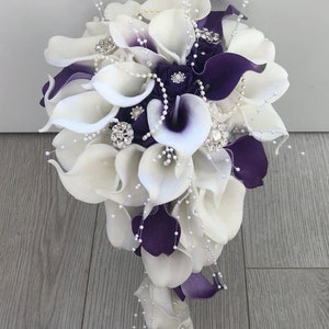 Púrpura Blanco ramo artificial calla lily lágrima ramo real touch calla lirios espuma rosas perlas diamante broches flores de la boda