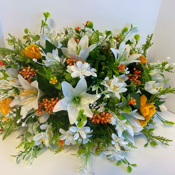 Cimetière tombe commémorative fleur de soie artificielle lys mélangés orange verdure hommage cercueil d'église souvenir