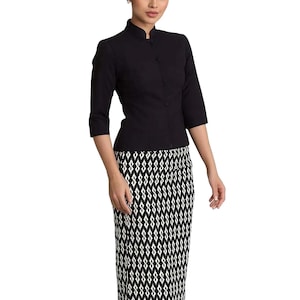 以下が含まれることがあります： 黒い持ち手と「But First, Coffee」の文字が黒い手書き風フォントで書かれた白いセラミックマグ。マグカップは白い表面に置かれています。