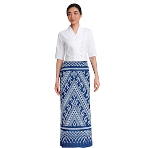 以下が含まれることがあります： 白いラップスタイルの半袖トップスと、幾何学模様の青いロングスカート。スカートのデザインは白と青の形を取り入れ、視覚的に印象的なコントラストを生み出しています。この服装は様々な場面に適しています。