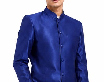Può includere: Giacca blu brillante con colletto alla coreana e chiusura con bottoni. La giacca ha una texture liscia e lucida e una vestibilità su misura. Le maniche sono lunghe e il capo sembra essere realizzato in un materiale simile al raso. La giacca è uno stile formale.