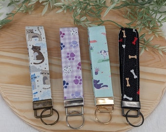 Paw Print Wristlet Keychain – Cat/Dog Lover Key Fob
