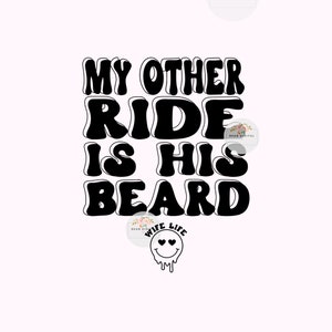 K&ouml;nnte beinhalten: Schwarzwei&szlig;es Grafiktextdesign mit dem Text "My other ride is his beard" und darunter einem Smiley-Grafik mit dem Text "Wife Life".