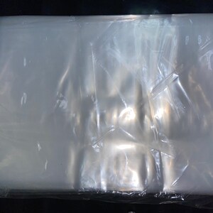 Op de afbeelding: Een doorzichtige plastic zak, gevouwen en verzegeld, met een glad, glanzend oppervlak.