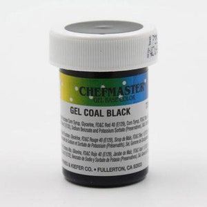 Peut inclure: Un petit pot rond de colorant alimentaire noir en gel, étiqueté "Chefmaster Gel Base Color Gel Coal Black". Le pot a un couvercle blanc et une étiquette colorée avec le nom de la marque et les informations sur le produit.