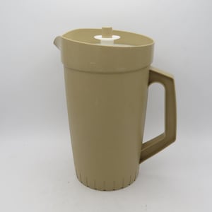 Jarra Tupperware Vintage: Jarra Bege de 2 Litros, Tampa com Botão de Pressão, Modelo 800