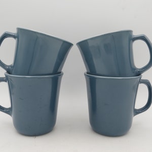 4 niebieskie kubki Corning, niebieskie kubki Pyrex, kubki do kawy, niebieskie kubki vintage, naczynia stołowe Corelle, kubki ze szkła mlecznego