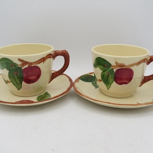 2 Franziskaner Apfelteetassen und Untertassen, 1940-58, Franziskaner Apfeltasse und Untertasse, Franziskaner Geschirr, Made in California, Paar Teetassen