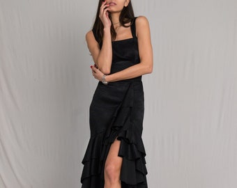 Black squared faux-corset bodice with thick straps, ruffles and a mermaid-style silhouette dress