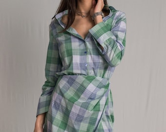 Plaid shirt dress with an elasticated waist and a side button closure with pleated details, a tight-high slit and an open V-neckline