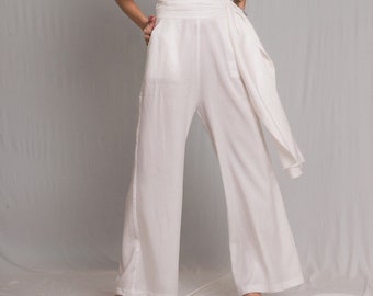 White pants with high-waist, a hidden zipper pockets and a hand-ruched waistband