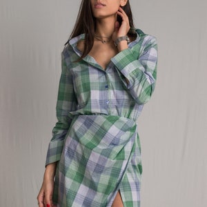 Plaid shirt dress with an elasticated waist and a side button closure with pleated details, a tight-high slit and an open V-neckline