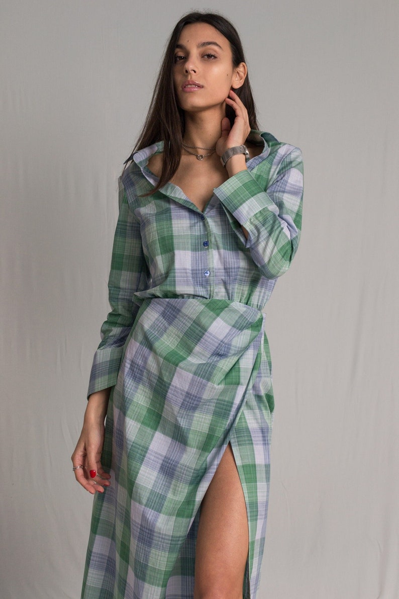 Plaid shirt dress with an elasticated waist and a side button closure with pleated details, a tight-high slit and an open V-neckline