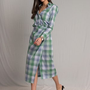 Plaid shirt dress with an elasticated waist and a side button closure with pleated details, a tight-high slit and an open V-neckline