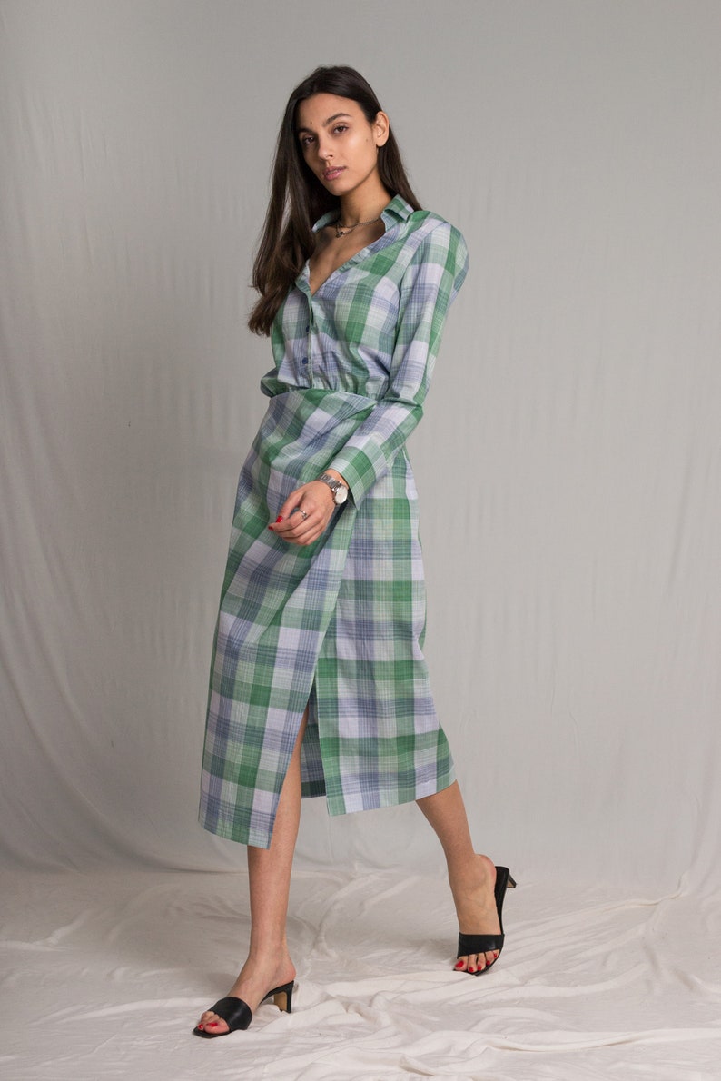 Plaid shirt dress with an elasticated waist and a side button closure with pleated details, a tight-high slit and an open V-neckline