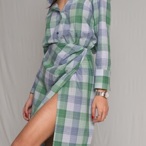 Plaid shirt dress with an elasticated waist and a side button closure with pleated details, a tight-high slit and an open V-neckline