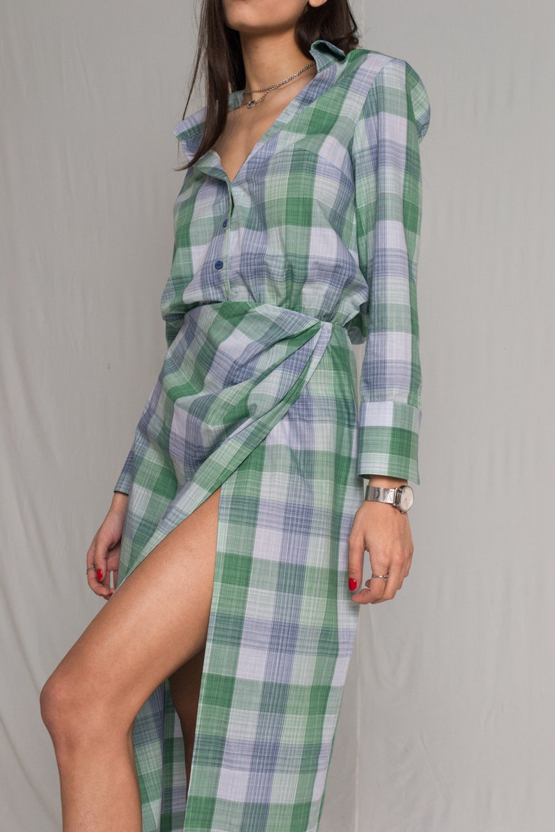 Plaid shirt dress with an elasticated waist and a side button closure with pleated details, a tight-high slit and an open V-neckline