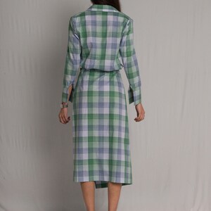 Plaid shirt dress with an elasticated waist and a side button closure with pleated details, a tight-high slit and an open V-neckline