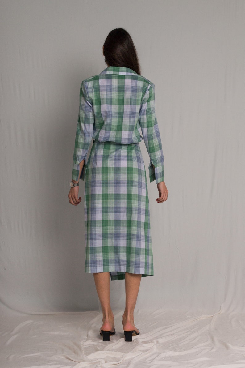 Plaid shirt dress with an elasticated waist and a side button closure with pleated details, a tight-high slit and an open V-neckline