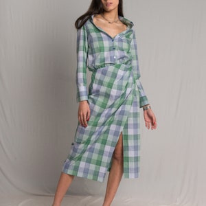 Plaid shirt dress with an elasticated waist and a side button closure with pleated details, a tight-high slit and an open V-neckline