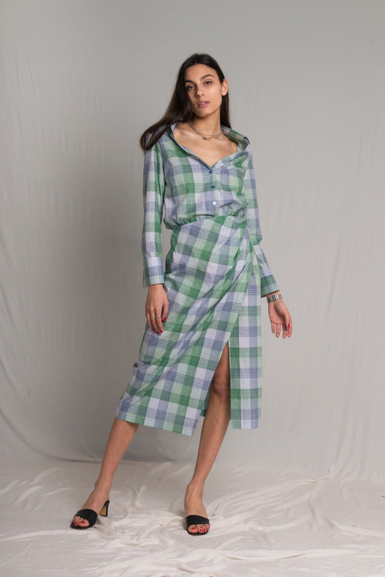 Plaid shirt dress with an elasticated waist and a side button closure with pleated details, a tight-high slit and an open V-neckline