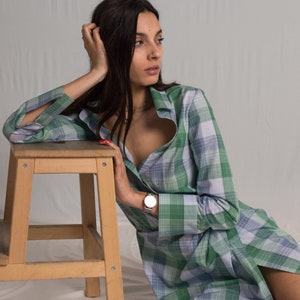 Plaid shirt dress with an elasticated waist and a side button closure with pleated details, a tight-high slit and an open V-neckline