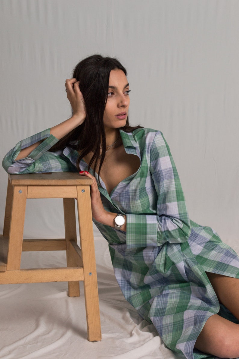 Plaid shirt dress with an elasticated waist and a side button closure with pleated details, a tight-high slit and an open V-neckline