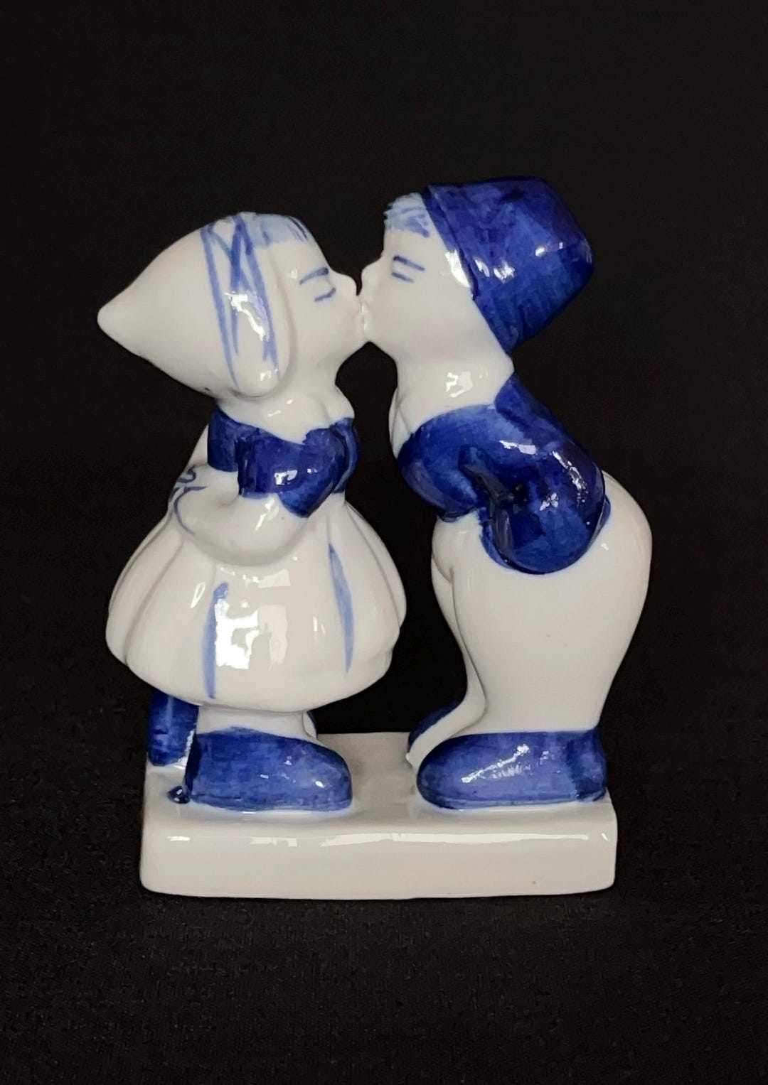 Vintage Delft Style Boy & Girl Kissing Small Figurine Blue and White ...