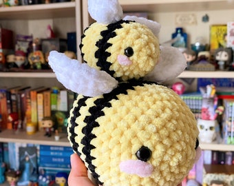 Peluche amigurumi abeille