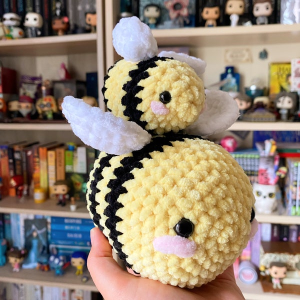 Peluche amigurumi abeille