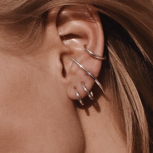 Orecchini a bottone minimalisti in argento sterling con pois: piccoli orecchini a sfera per l'uso quotidiano - Italia