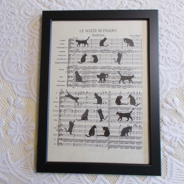 Cuadro de madera negro con gatos sobre una partitura de música de Mozart : Le Nozze di Figaro