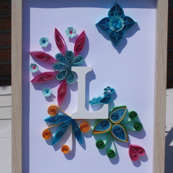 Cuadro de quilling con une letra de alfabeto: Letra L