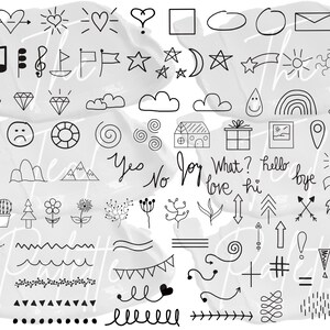 Op de afbeelding: Een verzameling handgetekend doodle-pictogrammen en symbolen, waaronder harten, sterren, wolken, pijlen en meer. De doodles zijn in zwart-wit en zijn geplaatst op een grijze achtergrond.
