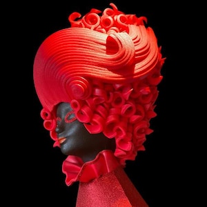 Puede incluir: Una peluca roja de espuma rizada con una cara negra y ropa roja.