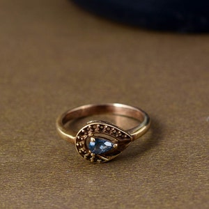 Anillo de zafiro azul en forma de pera, delicado anillo de compromiso con zafiro, piedra natal de septiembre, anillo con gema azul, anillo de zafiro en forma de lágrima