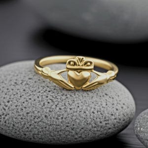 Gold Claddagh Ring for Women | Traditional Irish Jewelry | Friendship Ring, Engagement Ring, Wedding Ring | Gift For Her | Minimalist Ring