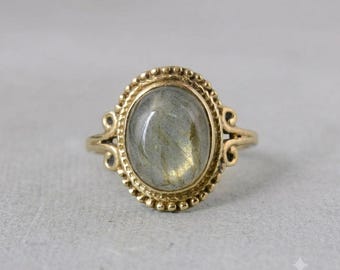 Anillo de oro con labradorita, anillo con gema ovalada, anillo llamativo de estilo bohemio, joyería artesanal hecha a mano, anillo de estilo vintage, regalo para ella.