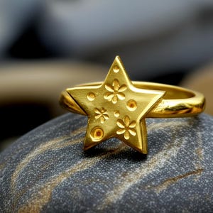 Dainty Gold Star Ring, Starburst Celestial Ring with Floral Details, Star Statement Ring, Gold Ring for Women, Gift For Her, Minimalist Ring