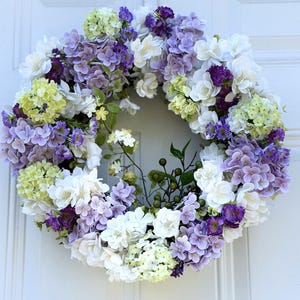 Puede incluir: Un juego de tres tazas de cerámica con un acabado mate moteado. Las tazas son de color crema, gris claro y gris oscuro. Cada taza tiene un diseño simple y minimalista y un asa redondeada.