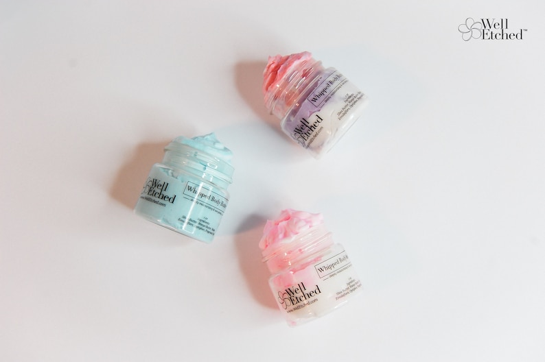 Pu&ograve; includere: Tre barattoli di burro corporeo montato in diversi colori: azzurro, rosa e viola. Ogni barattolo ha un'etichetta bianca con il testo "Well Etched" e "Whipped Body Butter".