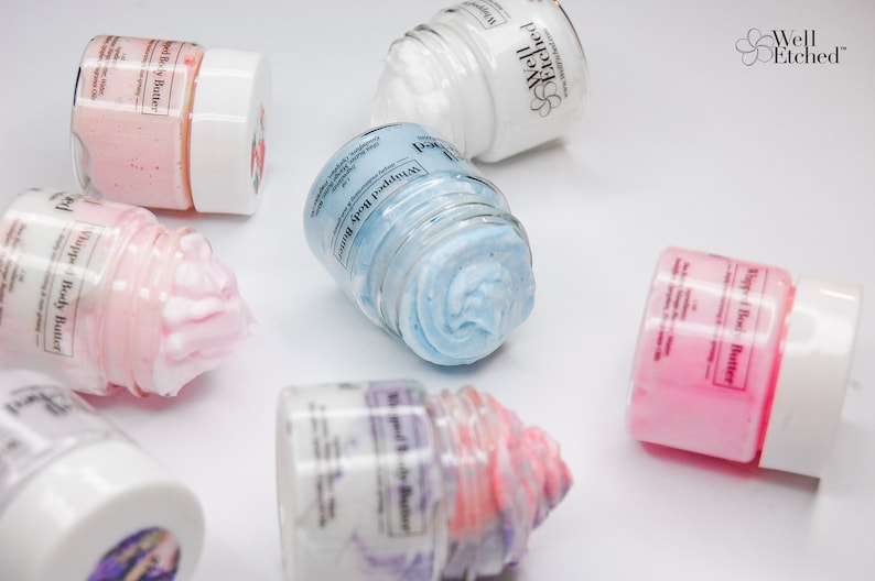 Pu&ograve; includere: Sei barattoli di burro corporeo montato in vari colori, tra cui rosa, blu e bianco. I barattoli sono etichettati con il testo "Whipped Body Butter" e "Well Etched".