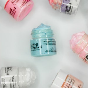 Pu&ograve; includere: Cinque barattoli di burro corporeo montato in vari colori, tra cui rosa, blu e bianco. Ogni barattolo ha un coperchio bianco e un'etichetta che dice "Well Etched" e "Whipped Body Butter".