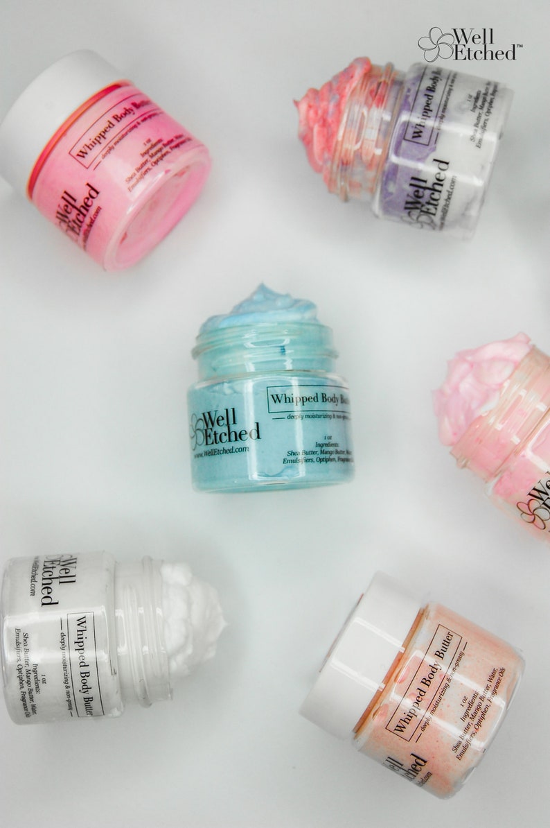 Pu&ograve; includere: Cinque barattoli di burro corporeo montato in vari colori, tra cui rosa, blu e bianco. Ogni barattolo ha un coperchio bianco e un'etichetta che dice "Well Etched" e "Whipped Body Butter".