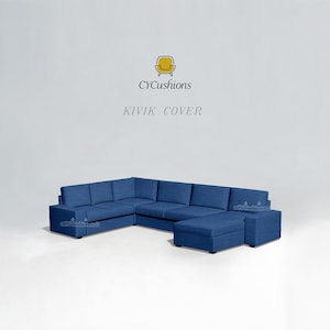 Puede incluir: Un gran sofá seccional en forma de L, de color azul oscuro, con una otomana a juego. El texto "CYCushions" y "KIVIK COVER" se muestran encima del sofá.