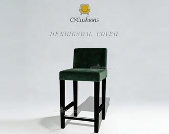 Op de afbeelding: Een barkruk met een donkergroene fluwelen hoes en zwarte houten poten. De tekst CYCushions en HENRIKSDAL COVER is zichtbaar boven de kruk. De kruk heeft een vierkante rugleuning, een gevoerde zitting en een horizontale voetensteun.