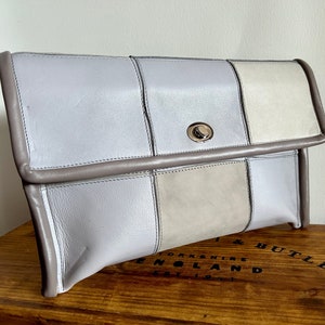 Clutch de mano en tonos grises, cartera de mujer en color gris, bolso de mano en mix de pieles gris claro, bolso gris para salir