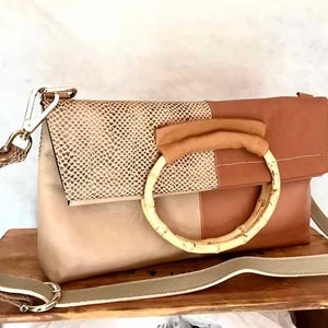 Sac à bandoulière en cuir marron, sac en cuir marron et imprimé, sac femme avec bandoulière croisée, sac avec anses en bambou