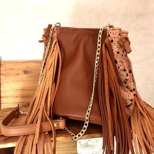Kleine Sacktasche mit Fransen, braune Ledertasche mit Fransen, Tasche mit Kette und Fransen, Sacktasche in Brauntönen